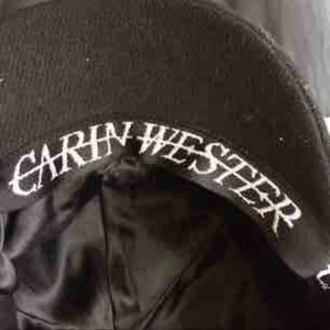 - Jätte fin Carin Wester keps. Använd endast ett fåtal gånger, köpt i vintras. 200:- exklusive frakt. Frakt eller upphämtning!