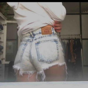  - Jeansshorts från Pull & Bear! Så snygga men tyvärr för små för mig. Storlek 24 i waist, men passar mig i midjan som är har Small