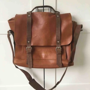  - One of Sandqvist most classic models. Big room for stuff. Durable leather quality. Multiple layers and pockets. Posten +80kr