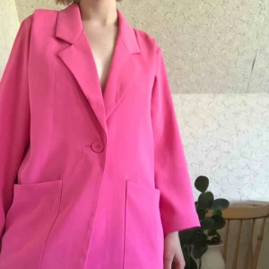  - Jättefin kostymjacka från Monki. Den är i fint skick endast använd en gång!