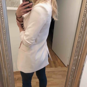  - Ljusrosa kavaj i strl 34  Längre modell  Möts upp i Ropsten eller så står köparen för frakten. 