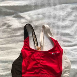  - Nike bikini (det bruna inuti ska vara så. :) ) inte använd speciellt mycket. Passar perfekt som både bikini och tränings top. :-)  Finns matchande byxor till (då blir då 80🐥) som är självklart tvättade i 60 grader, samma med toppen.
