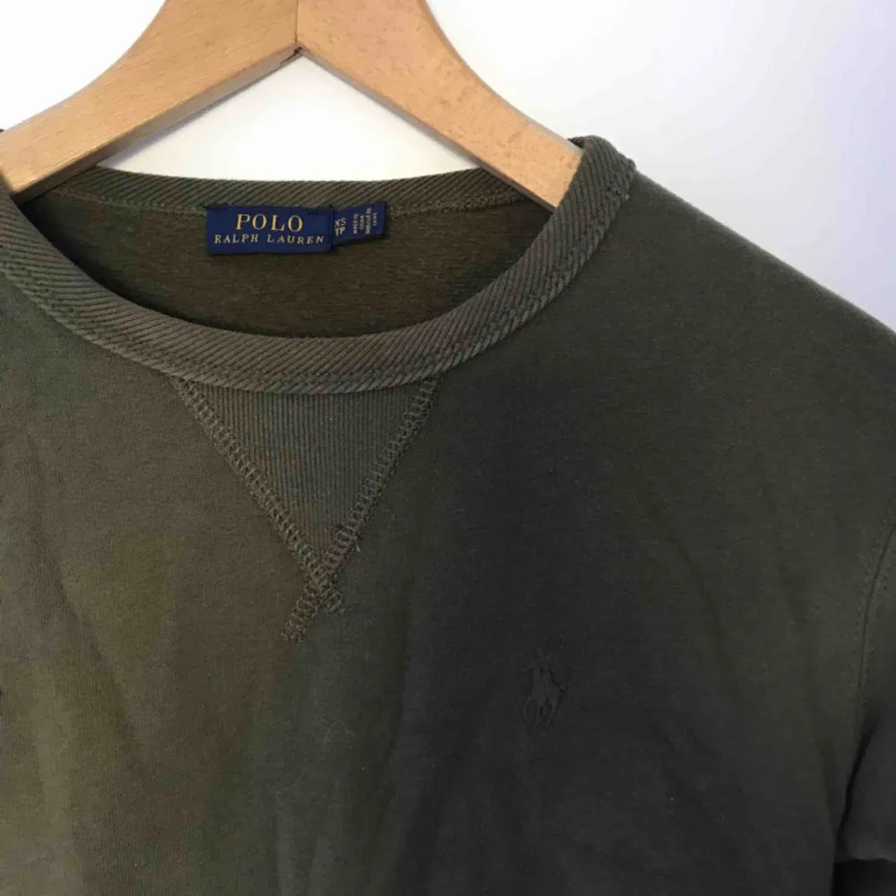 Fin militärgrön Ralph Lauren sweatshirt, kommer ej till användning och är knappt använd. . Hoodies.