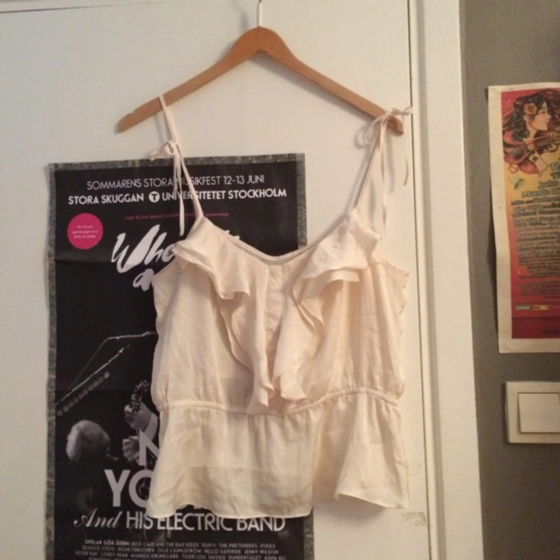 Topp från H&M. Lappen är bortklippt. Knappt använd. - 1405702606