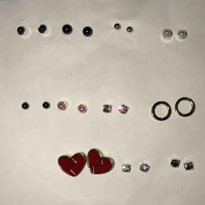  - 11 par örhängen.  6kr styck, 25kr tillsammans. köparen står för frakt. 