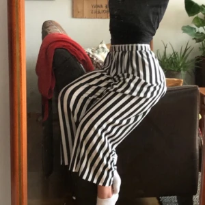  - Plisserade byxor från Gina Tricot som är jättesköna och luftiga. Lappen är bortklippt och dom är lite slitna på vissa ställen som på bild tre. Frakt ej inkluderat i priset. 