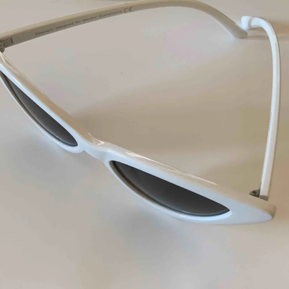 Solglasögon från Ur & Penn köpta för 80kr och endast använda ett fåtal gånger!. Accessoarer.