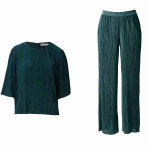  - Somrigt och skönt set från Carin Wester. I fint skick. Säljes separat för 150kr styck. Eller tsm för 200. Passar både S och M, då tyget är flexibelt ✨ Hör gärna av dig vid eventuella frågor 💓