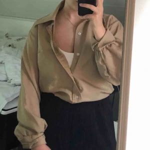  - beige skjorta som är avklippt! Köparen står för frakt🌸