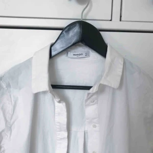  - Stretchig skjorta i längre modell från Mango