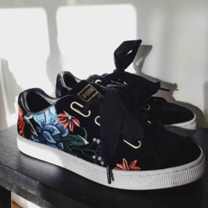  - Ett par sneakers från PUMA i toppenskick, då jag i princip aldrig har använt dem pga fel storlek. Tyget är lite sammetsaktigt och har fint broderi på sidorna och breda band. Bara att höra av sig om man undrar över någonting! Köparen står för frakten!🥰