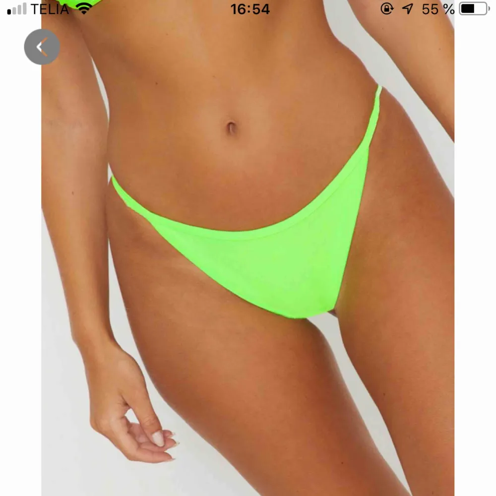 Neon-grön bikini från Prettylittlething. Jättesnygg och gör att man ser brunare ut. Storleken är 6 vilket motsvarar 34/36. Underdelen känns större, passar mer 36. Aldrig använd, endast provad. Frakt: 30kr. Övrigt.