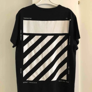  - Säljer min OFF White tröja då den inte kommer till användning längre. Köpt för 3200kr på Harrods i London i början av 2018. Storlek S, men oversized. PRIS KAN DISKUTERAS! Deras välkända ”temperature” tryck. 
