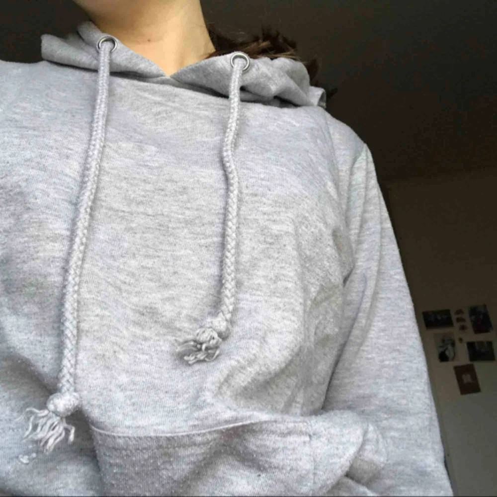 Vanlig grå hoodie från bikbok❣️passar mig som är S men skulle säga att den även passar M och XS. Lite urtvättad men inget som stör🥰. Hoodies.