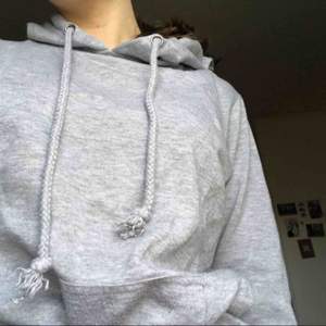 Vanlig grå hoodie från bikbok❣️passar mig som är S men skulle säga att den även passar M och XS. Lite urtvättad men inget som stör🥰