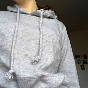  - Vanlig grå hoodie från bikbok❣️passar mig som är S men skulle säga att den även passar M och XS. Lite urtvättad men inget som stör🥰