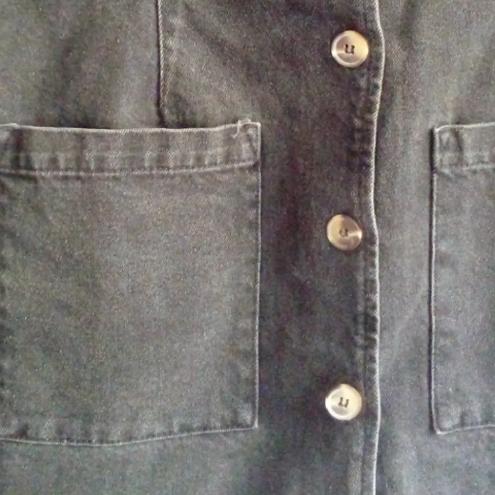 Svart/grå a-linje formad klänning i jeans. Använd 1 gång. Kort och tajt i passformen. . Klänningar.