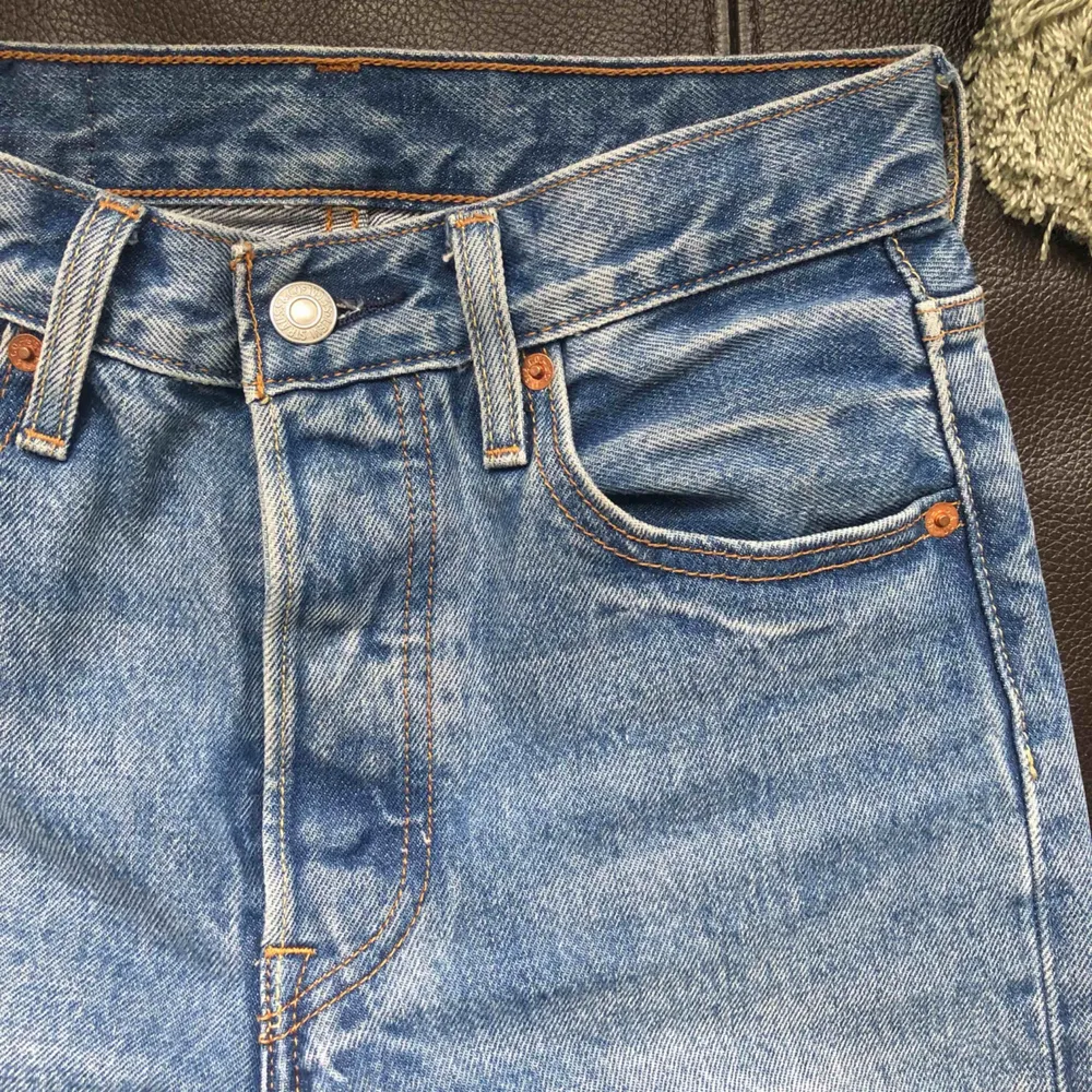 Slitna jeans från levi’s med hög midja 👖 använda fåtal gånger! Köpare står för frakt 🥰. Jeans & Byxor.
