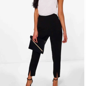  - Svarta kostymbyxor med slit vid ankeln i storlek 34. Sitter otroligt fint och passar till både fest och vardag. Helt nya med tagg. Säljes på grund av fel storlek. Köpren står för frakt 💫