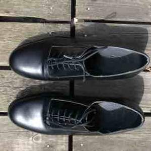 Svarta oxford skor från COS i mycket fint skick. De är i strl 40 men jag skulle säga att de snarare är 39/38. De är i 100% äkta läder. Kan mötas upp i Göteborg eller frakta (fraktpris: 430 kr).  Paketpris kan diskuteras!  Nypris: 1250 kr.
