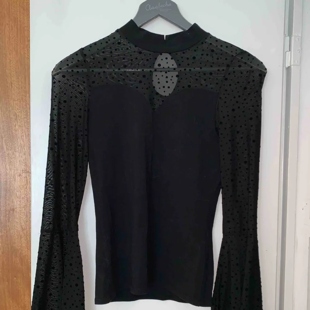 Fin halv transparent prickig tröja i storlek XS. Använt fåtal gånger. DM för mer bilder . Tröjor & Koftor.