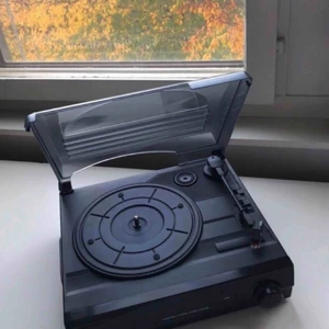  - Använd 2-3 ggr. Saknar sladd till svenskt uttag men går att köpa på t.ex. Elgiganten för en billig peng. Skivspelaren, bruksanvisning, sladd till engelskt uttag och boxen som den köptes i medföljer. Säljs pga att den inte används. Pris kan diskuteras.