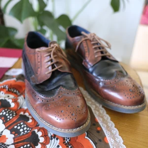  - Jättefina, knappt använda, skor i äkta skinn. Som nya förutom det som syns på tredje bilden. Fynd!