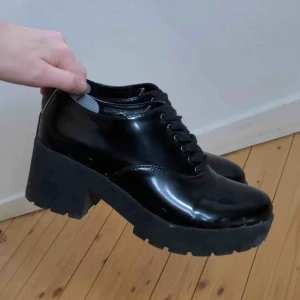  - Svarta klackskor köpta på skopunkten för 350kr. Limmade på nitar förut men tog sedan av dem och målade över (se bild 3), med det är inget som märks på avstånd! Kan mötas i Rimbo eller Uppsala, annars betalar köparen för frakten.