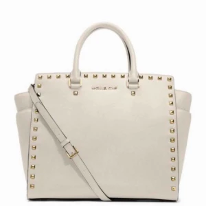  - Säljer min välanvända MK väska för 800kr original 3500 orig pris men fick för 1200 av en säljare. Det får plats MacBook Air i väskan. Den är använd i ett år men mycket bra skick  DM för för mer bilder, frakt kostar ☺️