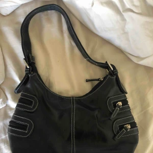  - Fin vintageväska med detaljerade sömmar 