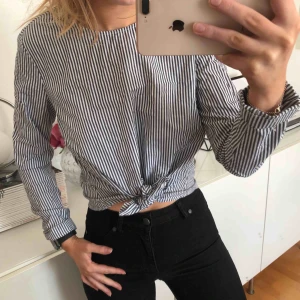  - **Frakt ingår ej i priset!** Kategori: Skjorta  Märke: Vila Storlek: Xsmall Färg: Blå/Vit 