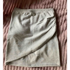  - Snygg grå kjol med slits på sidan 