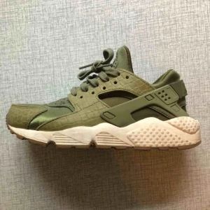  - nike huarache. Sparsamt använda. Säljer pga lite för små. Dem är storlek 38 men skulle säga att de passar någon som har storlek 37- 37,5 mer. Nypris 1300kr på footlocker. 