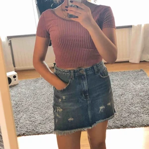 Jeanskjol - Jeanskjol från One teaspoon. Har använts en gång, så den är precis som ny