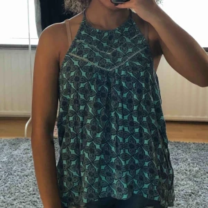 Långt linne från Hollister  - Långt linne från Hollister. Finns i Skåne och kan mötas upp i Lund/Malmö eller Hässleholm, annars står köparen för frakten