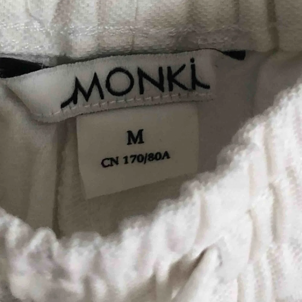 Vita byxor  med snörning från Monki. 100% bomull. Sköna på våren/sommaren.   Möts i Malmö eller köparen står för frakt.. Jeans & Byxor.