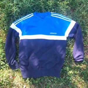  - Adidas crewneck i trevligt använt skick. Kan hämtas i Uppsala eller skickas mot fraktkostnad 