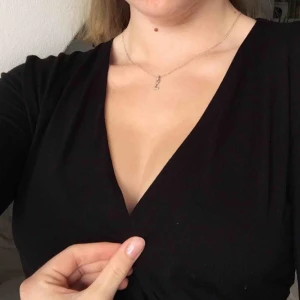  - ”Long sleeve overlap top” från NA-KD, helt oanvänd, endast testad! ♻️ Strl passar strl xxs-s. Nypris 249kr! 💸  Hör av er för fler bilder eller frågor ☺️