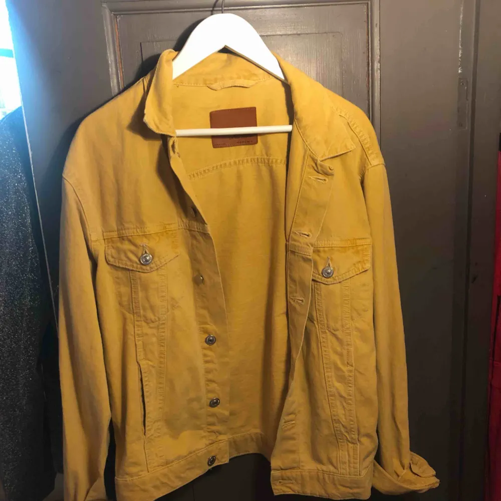 Oversized gul jeansjacka från Zara (2018) nästintill oanvänd . Jackor.