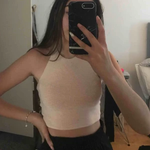  - Jättefin ljusrosa crop top i stickat material från Brandy Melville. Den knyts i nacken och är onesize men är väldigt stretchig så passar de flesta.