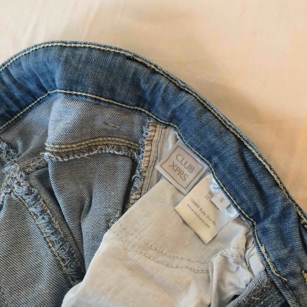 Blåa somriga håliga jeans från clubxpris, köpta för 200kr, storlek S, använd 1 gång pågrund av försmå för mig, sitter väldigt bra på annars, finns att hämta i norrköping kan även frakta men då står köparen för frakten. . Jeans & Byxor.