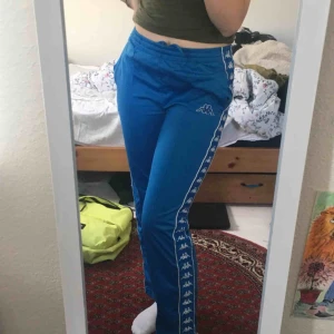  - Blåa kappa byxor. Passar S! Är som nya.Frakt tillkommer :)