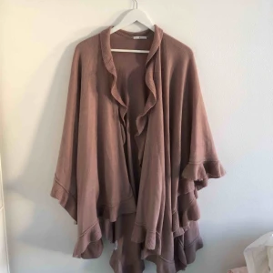  - SÅÅÅ SNYGG !!!! Passar verkligen till allt, och förgyller verkligen en outfit☺️ super bra skick, skulle kunna tro att den är sprillans ny. Önskas mer bilder, kontakta mig:) köparen betalar 99 kr+frakten😍