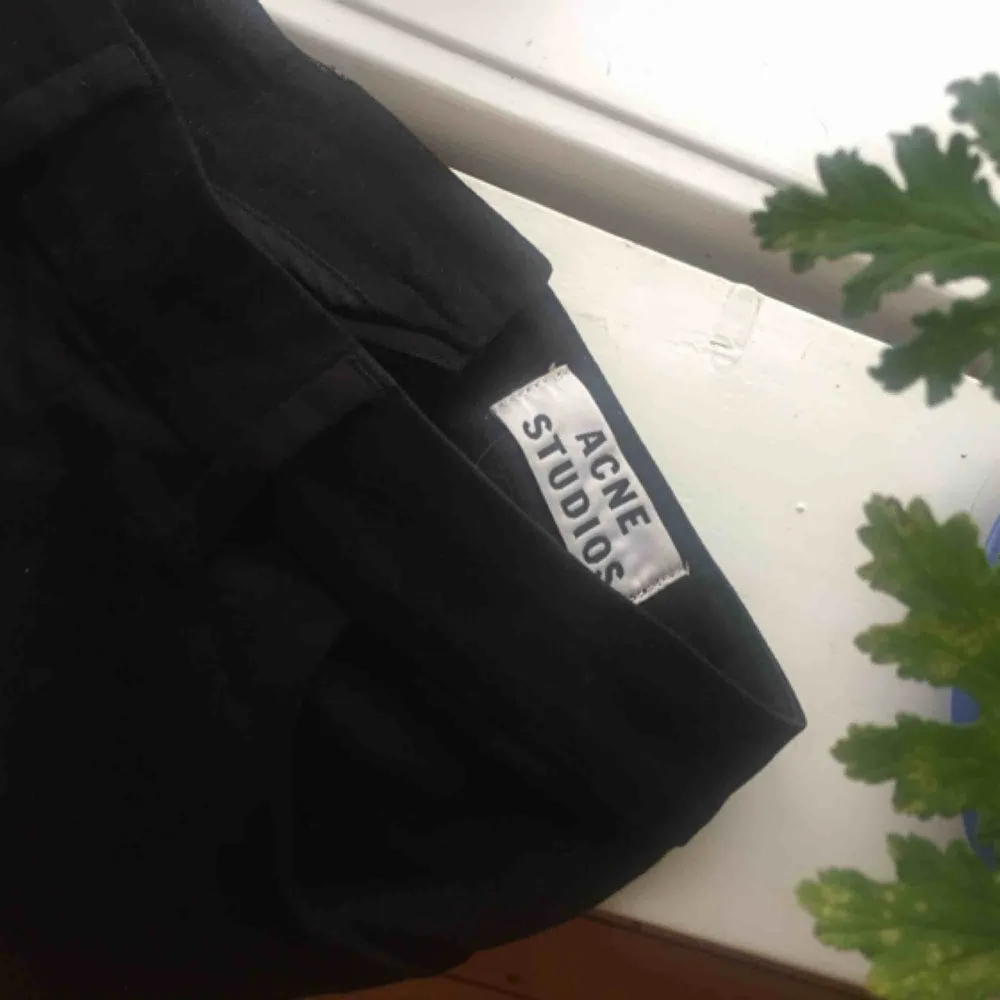 Klassiska Acne byxor med slim passform och zip bak. Endast använda ett fåtal gånger. Frakt tillkommer alt kan jag mötas upp i Gbg 🌻. Jeans & Byxor.