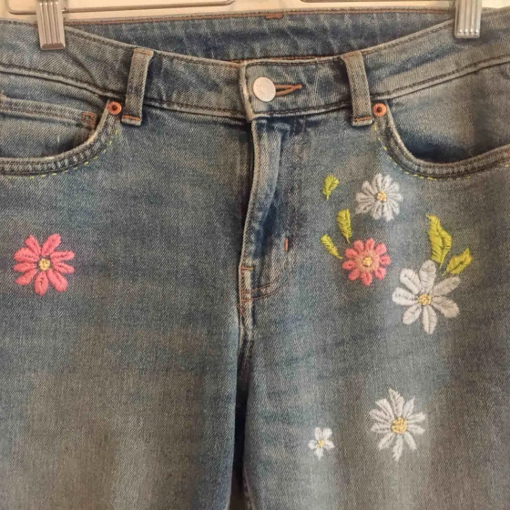 Säljer mina weekday jeans (cut swish blue) som jag utsmyckat med handbroderade blommor både fram och bak. Skriv om ni vill se fler bilder !  Frakt tillkommer. Kan också mötas upp i Gbg 🌱🌸🌻. Jeans & Byxor.