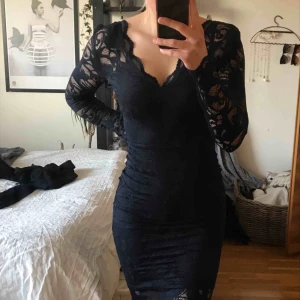  - Marinblå spets klänning från hm. Den är figursydd vilket gör att den sitter snyggt på kroppen!  Storlek 34/XS men väldigt strechigt material så den passar nog 38/S (som mig) Köparen står för frakt!