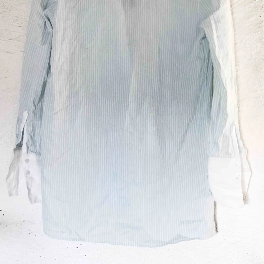 Fin ljusblå- och vitrandig skjorta från Noisy May. Aldrig använd; prislappen hänger kvar med extra knappar (nypris 299 kr). Ursäkta att den är skrynklig, legat i garderoben. 🥰 Frakt tillkommer 🌹. Skjortor.