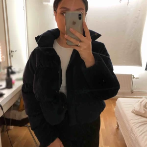  - Blå puffer jacka i sammet, så himla fin o varm! Passar dock bättre till hösten/vintern. Knappt använd, eftersom jag inte passar i blått.;(