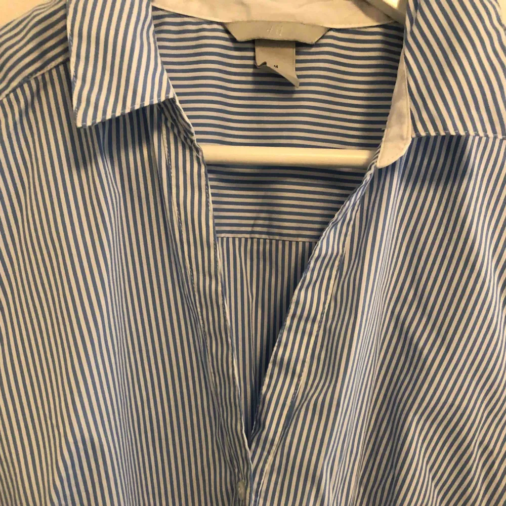 Stilren och snygg skjorta från H&M. Köpt väldigt nyligen och har tyvärr inte kommit till användning. Så i väldigt bra skick. Köparen betalar 70 kr+frakten💕. Skjortor.