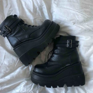  - Demonia Stompers i strl 40, i nyskick! Köpte från plick men har tyvärr inte fått användning för dom:( köparen står för frakt (säg till om fler bilder önskas!) VEGANSKA🌱